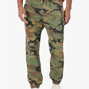 GAP Men’s Essential Camo Jogger